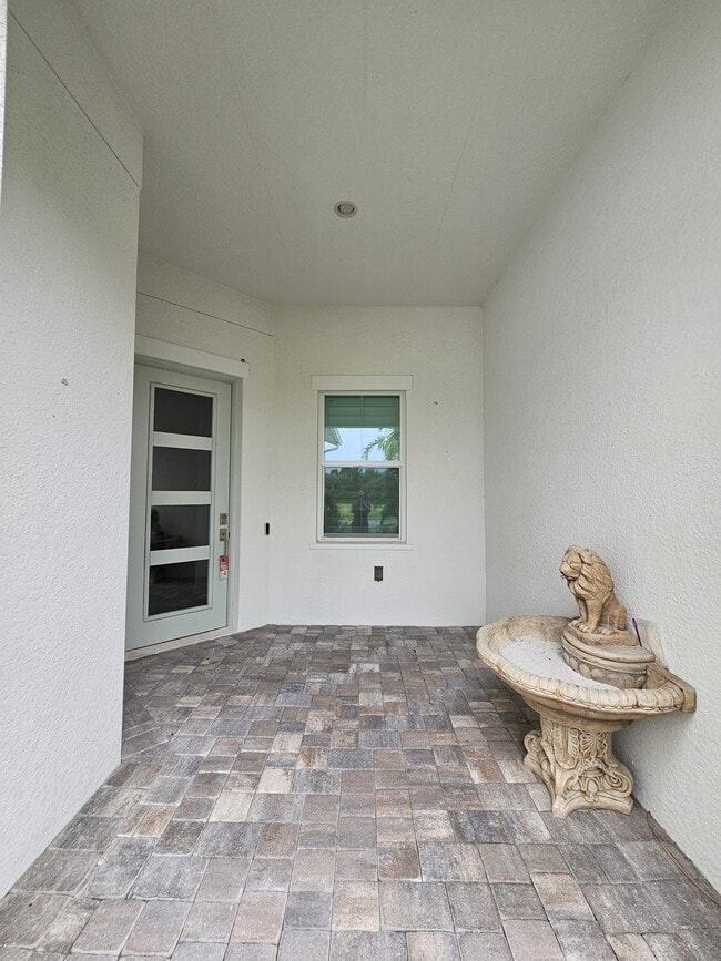 9007 St Lucia Dr in Naples, FL - Building Photo - Building Photo