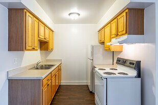 Woodhaven Square Apartments in Woodhaven, MI - Building Photo