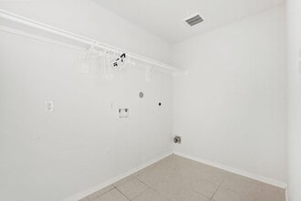 7523 Parkview Dr in Hitchcock, TX - Building Photo - Building Photo