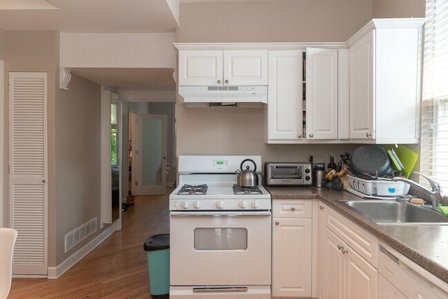 3144 N Oakley Ave, Unit 3F in Chicago, IL - Building Photo - Building Photo