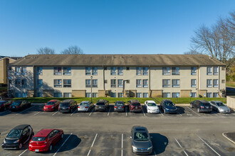 Woodlake Village Apartments in Columbus, OH - Building Photo - Building Photo