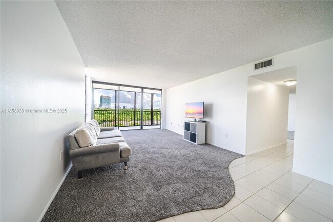 2500 NE 135th St in North Miami, FL - Building Photo - Building Photo