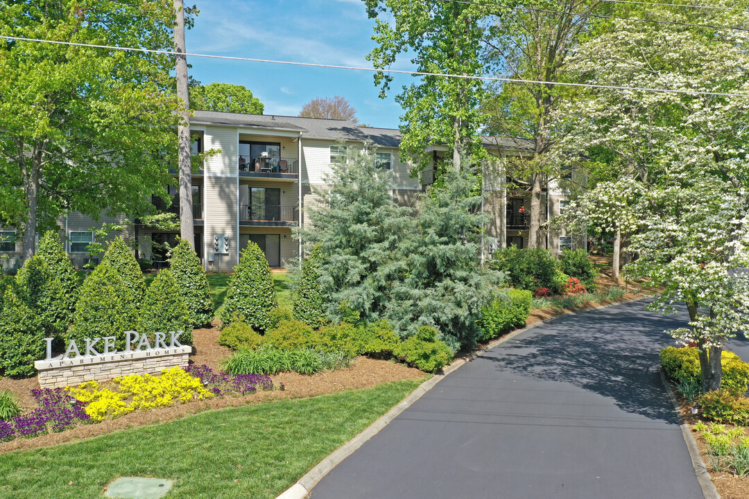 Lake Park Apartments in Kernersville, NC - Foto de edificio