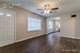 210 S Victor St in Champaign, IL - Building Photo - Building Photo