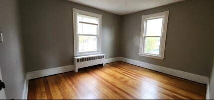 127 Smalley St, Unit 2 in New Britain, CT - Building Photo - Building Photo