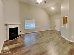 3063 Dogwood Ave, Unit 309 in Decatur, GA - Foto de edificio - Building Photo