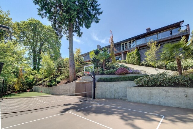 property at 914 88th Ave NE