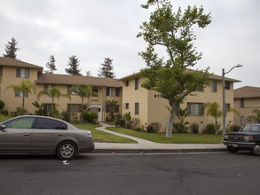 Hillcrest Apartments in Los Angeles, CA - Building Photo - Building Photo