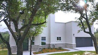 301 Knights Row in Cottonwood Shores, TX - Building Photo