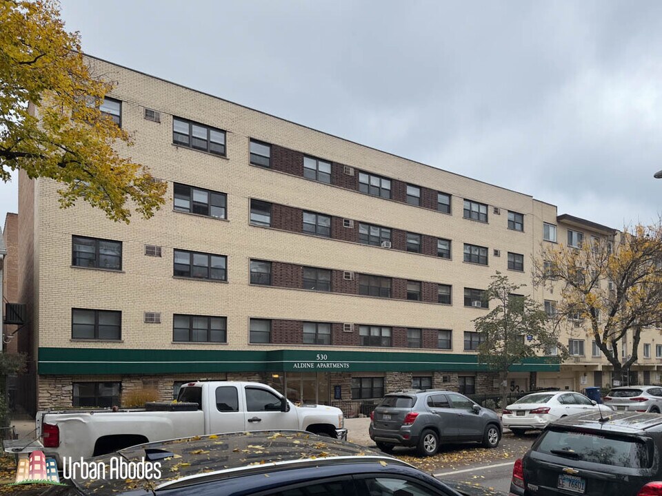 527 W Aldine, Unit M04B in Chicago, IL - Building Photo