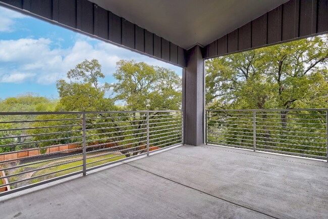 100 Mockingbird Ln W