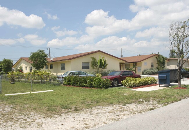6147 Arthur St in Hollywood, FL - Foto de edificio - Building Photo