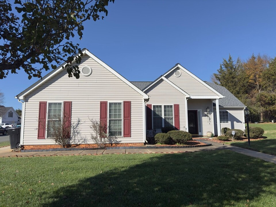 1806 Hanford Hills Rd in Graham, NC - Foto de edificio