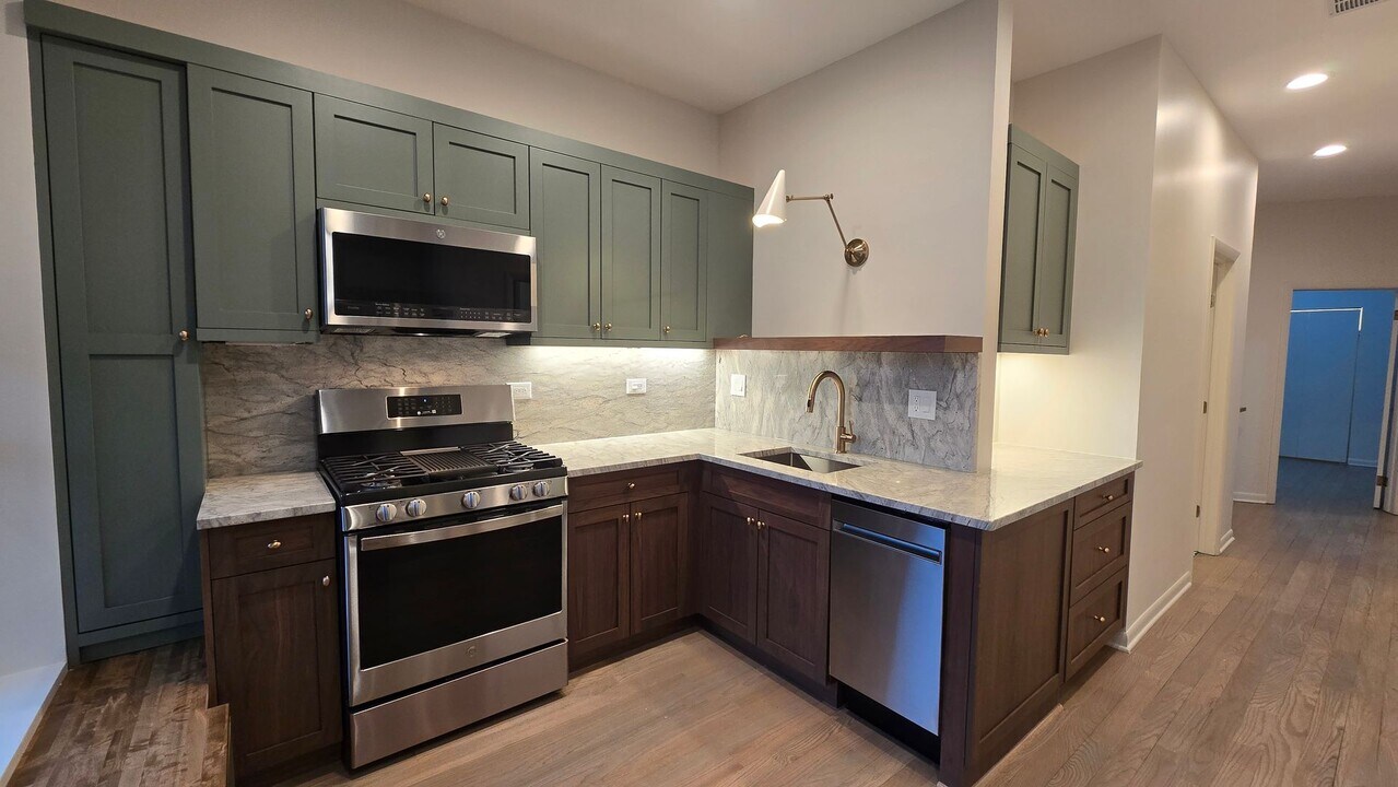 2336 N Clark St in Chicago, IL - Building Photo