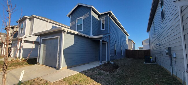 12173 Morgan Dr in Aubrey, TX - Foto de edificio - Building Photo