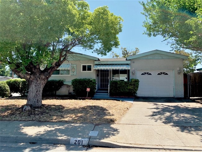 201 Benjamin Ave in Pittsburg, CA - Building Photo - Building Photo