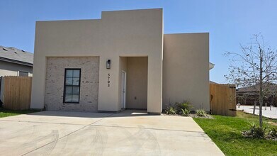 5703 St Joan of Arc Lp in Laredo, TX - Building Photo - Building Photo