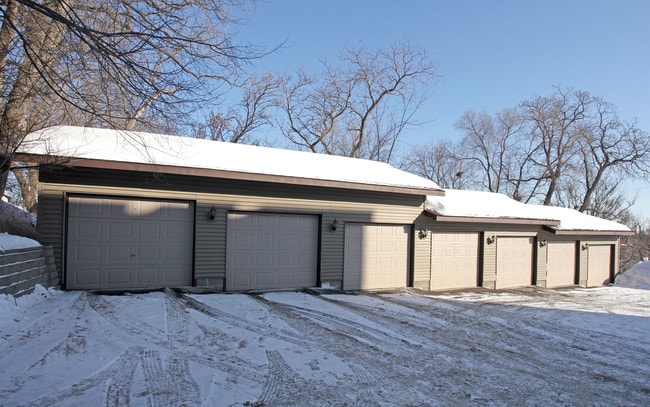 Skyline Condominiums in St. Paul, MN - Building Photo - Building Photo