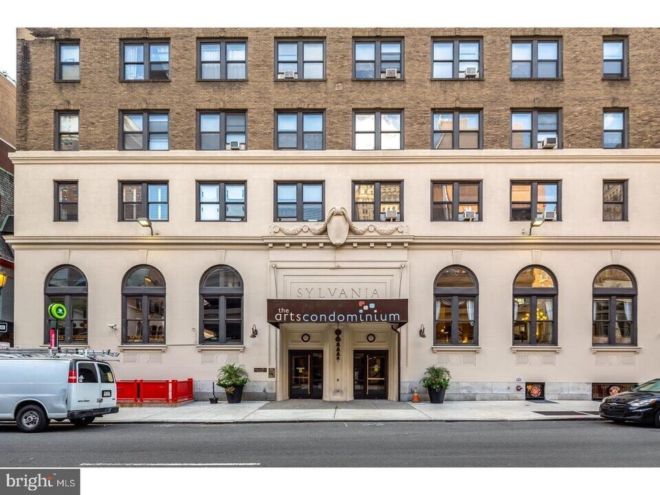 1324 Locust St in Philadelphia, PA - Building Photo