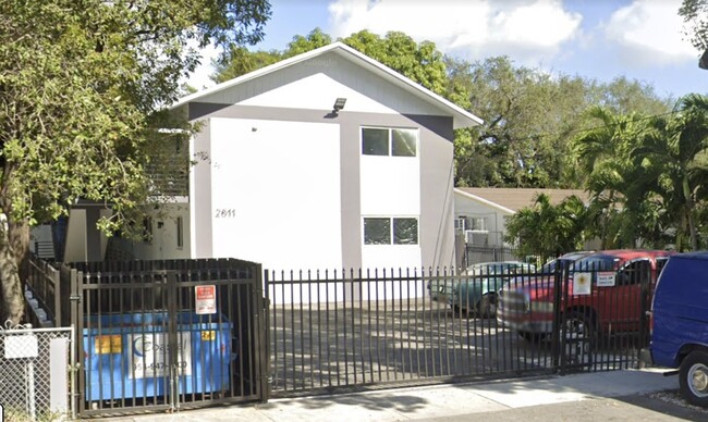 2611 NW 32nd St in Miami, FL - Building Photo - Primary Photo