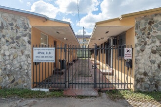 4Plex in Opa Locka, FL - Foto de edificio - Building Photo