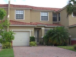 7452 Bristol Cir in Naples, FL - Foto de edificio - Building Photo