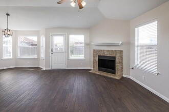 111 Bayliss St in Hutto, TX - Building Photo - Building Photo