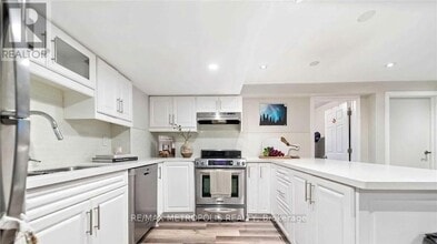 214 Stonemanor Ave in Whitby, ON - Building Photo - Building Photo