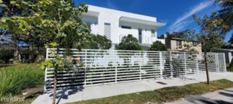 3787 Thomas Ave in Miami, FL - Building Photo