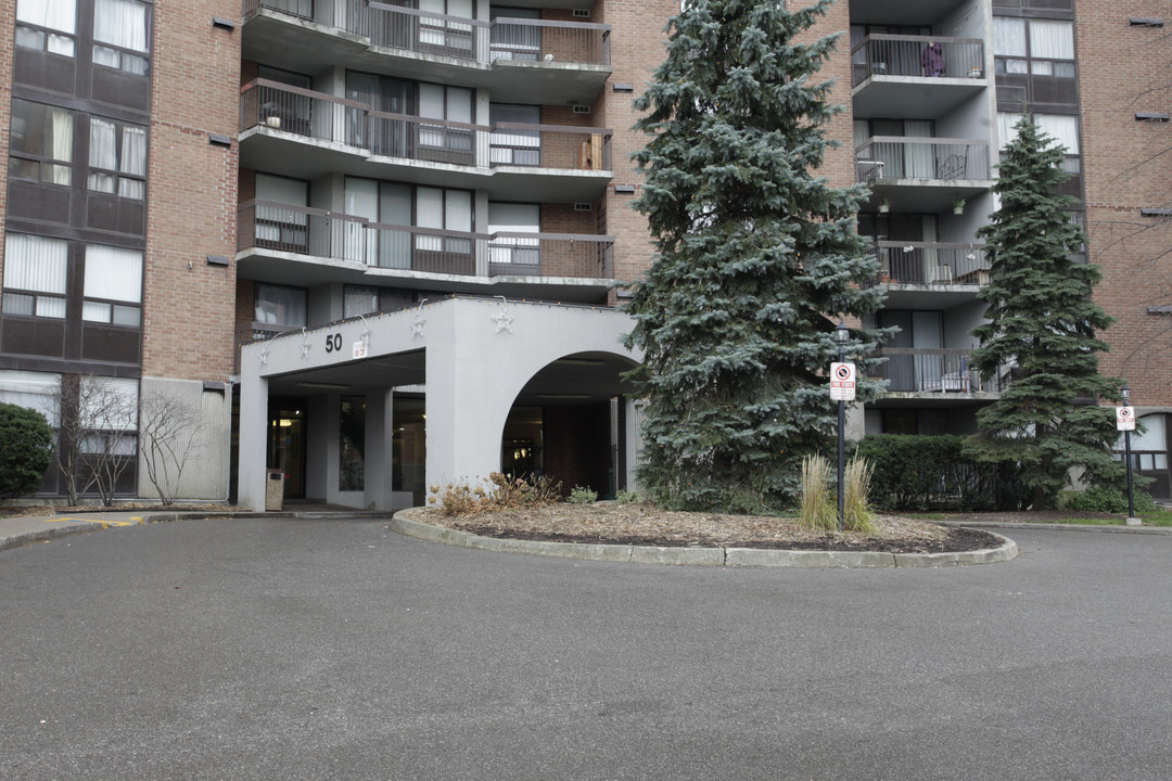 Parkway Terrace Condos in Mississauga, ON - Building Photo