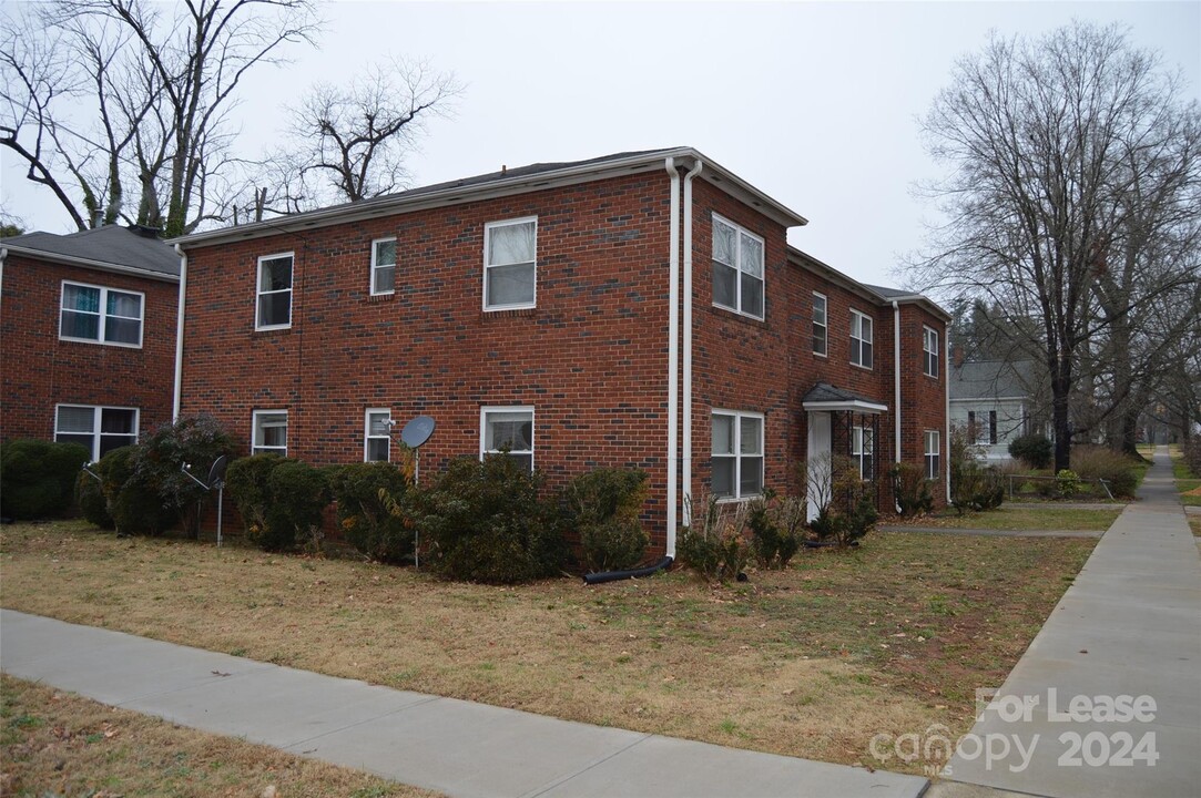 101 N Race St in Statesville, NC - Foto de edificio