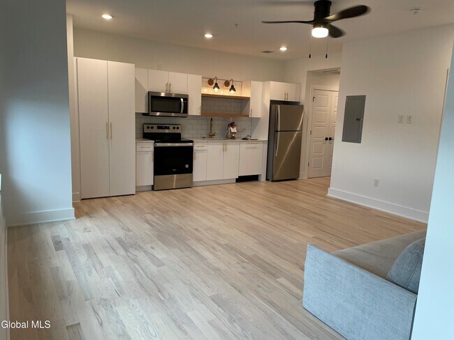 385 Broadway in Saratoga Springs, NY - Building Photo - Building Photo