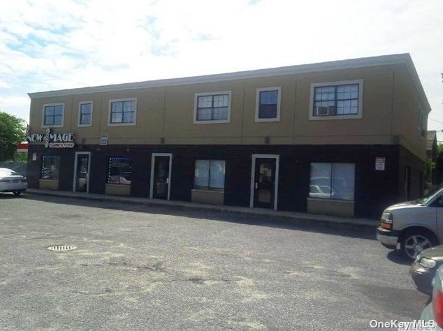 898 Herzel Blvd-Unit -2W in Lindenhurst, NY - Foto de edificio