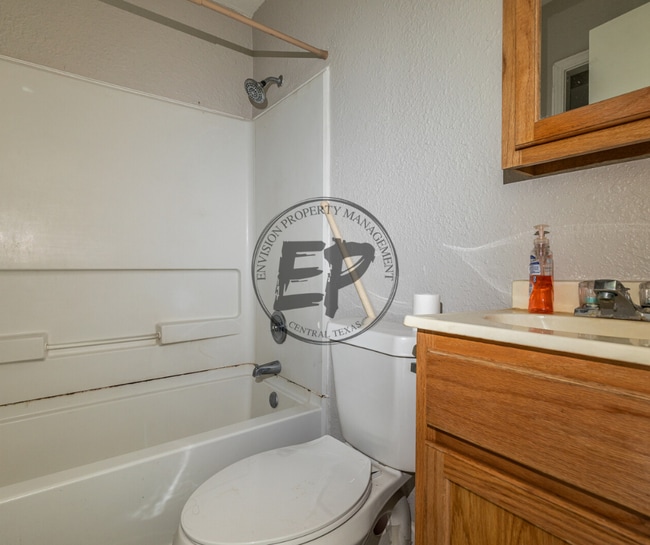 911 E Craven Ave in Lacy Lakeview, TX - Building Photo - Building Photo