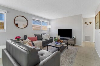 751 100th Ave N in Naples, FL - Foto de edificio - Building Photo