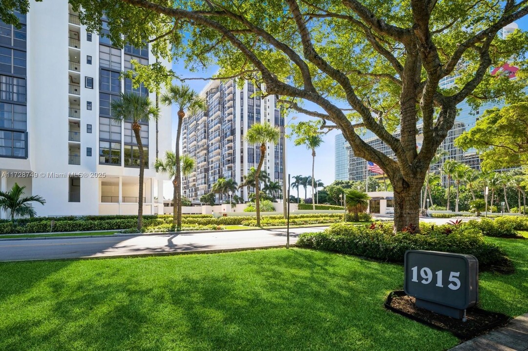 1915 Brickell Ave in Miami, FL - Building Photo