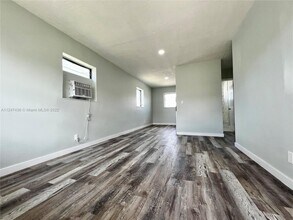 529 NW 5th St-Unit -8 in Hallandale Beach, FL - Building Photo - Building Photo