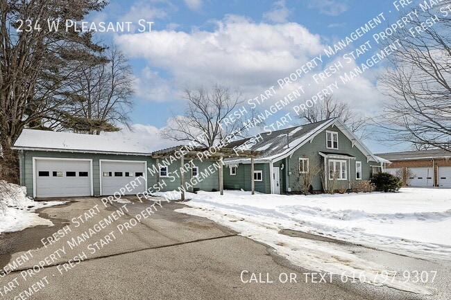 234 W Pleasant St in Watervliet, MI - Building Photo - Building Photo