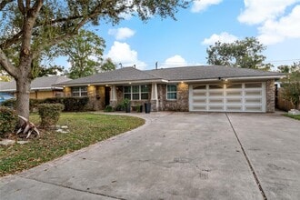 5923 Moonmist Dr in Houston, TX - Foto de edificio - Building Photo