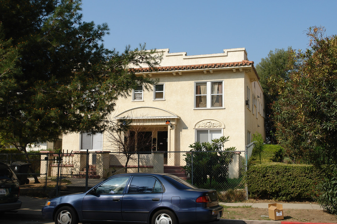 867 N Heliotrope Dr in Los Angeles, CA - Foto de edificio