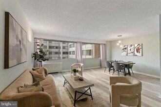 4515 Willard Ave in Chevy Chase, MD - Foto de edificio - Building Photo