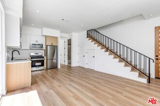 11241 Morrison St in Los Angeles, CA - Building Photo - Building Photo