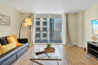1200 Brickell Bay Dr in Miami, FL - Foto de edificio - Building Photo