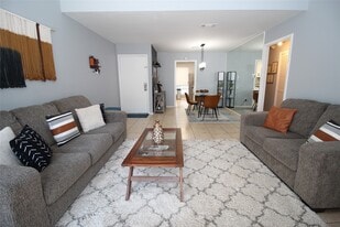 9707 Richmond Ave. in Houston, TX - Building Photo