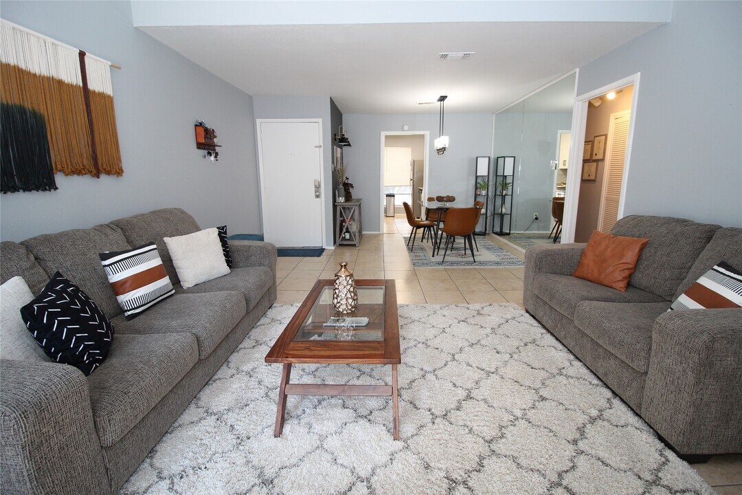 9707 Richmond Ave. in Houston, TX - Foto de edificio