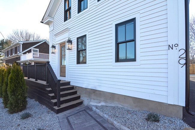 29 Lion St in East Greenwich, RI - Foto de edificio - Building Photo