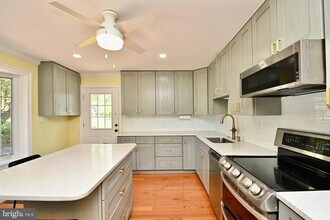 10612 Anita Dr in Lorton, VA - Building Photo - Building Photo