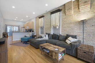 2016 W Wabansia Ave, Unit 1F in Chicago, IL - Building Photo - Building Photo