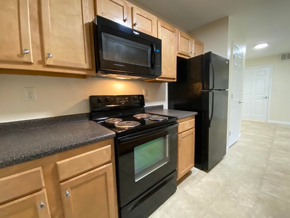 30 Sentinel Court in Manchester, NH - Building Photo