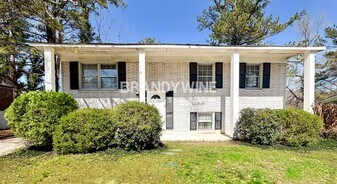 2865 Spruce Point Rd in College Park, GA - Building Photo